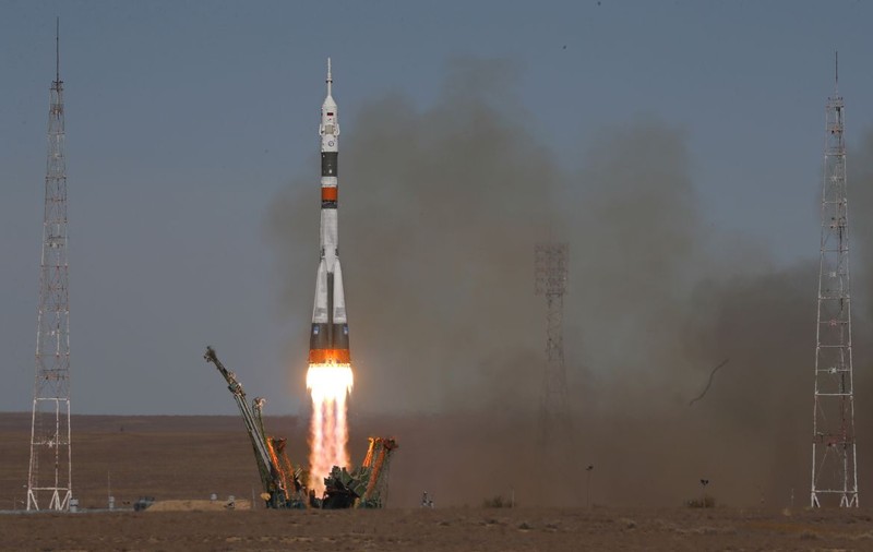 Doi astronauți au aterizat de urgență după ce racheta rusă care-i ducea spre Stația Spațială Internațională s-a defectat în zbor
