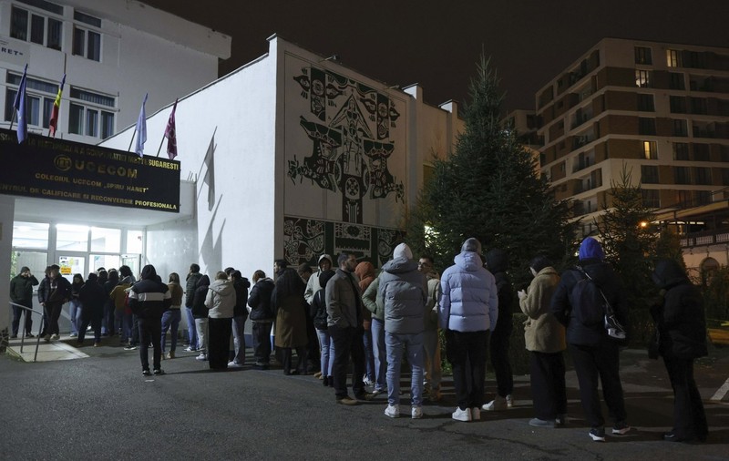 Cozi la secțiile de vot din București în primul tur al alegerilor prezidențiale