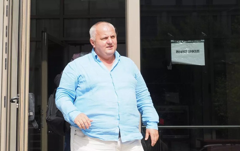 Cine este Avram Marius Gal, afaceristul care l-a așteptat pe omul lui Trump la Otopeni: a inventat „burgerii de aur” și a fost acuzat că a făcut sute de mii de euro mințind că livrează materiale COVID