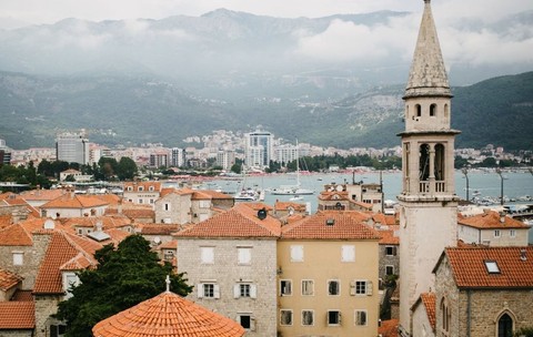 Piața imobiliară din Budva, una dintre cele mai cunoscute și căutate stațiuni turistice din Muntenegru, trece printr-o reconfigurare majoră. Sursă foto: Hepta.