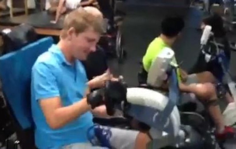 Mihai Neşu face progrese considerabile la o clinică din SUA! Pedalează cu mâinile! VIDEO