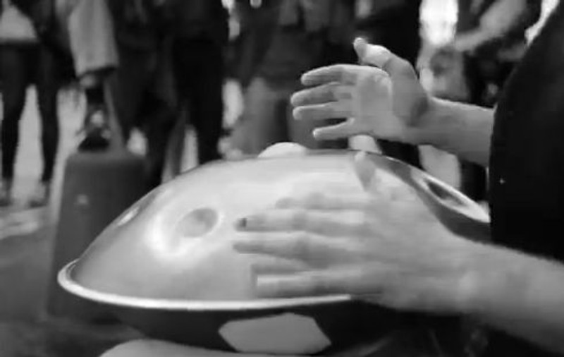 Dacă l-ar vedea ROMÂNII, ar zice că e numai bun să prăjească ARIPIOARE CROCANTE. Uite CUM I-A VRĂJIT acest disc pe alţii | VIDEO