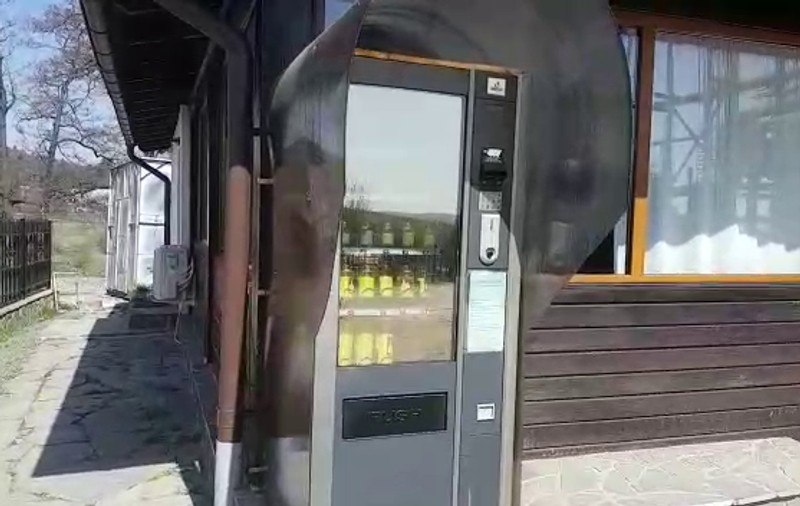 VIDEO/Automat cu lumânări și tămâie la intrarea într-un cimitir din Prahova. Inițiativa aparține preotului unei parohii din Câmpina