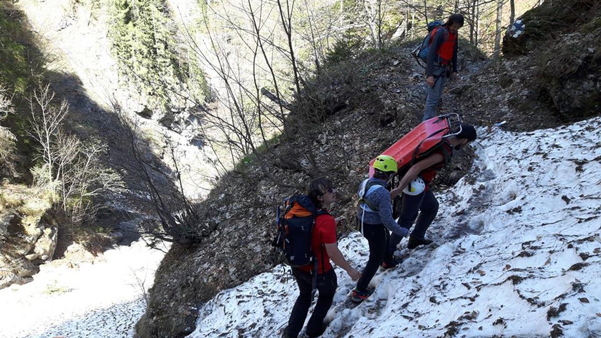 Femeia și copilul care au căzut pe traseul Jepii Mici din Bucegi au găsiți
