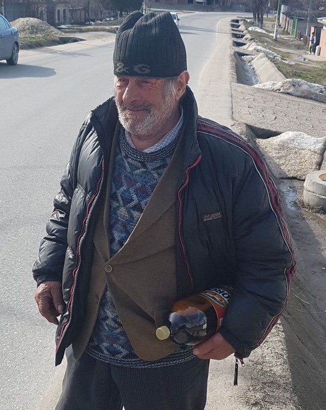 REPORTAJ/Cum petrec doljenii de Mucenici. Nea Gheorghe preferă țuica de prună, dar se mulțumește și cu un pet de bere - VIDEO