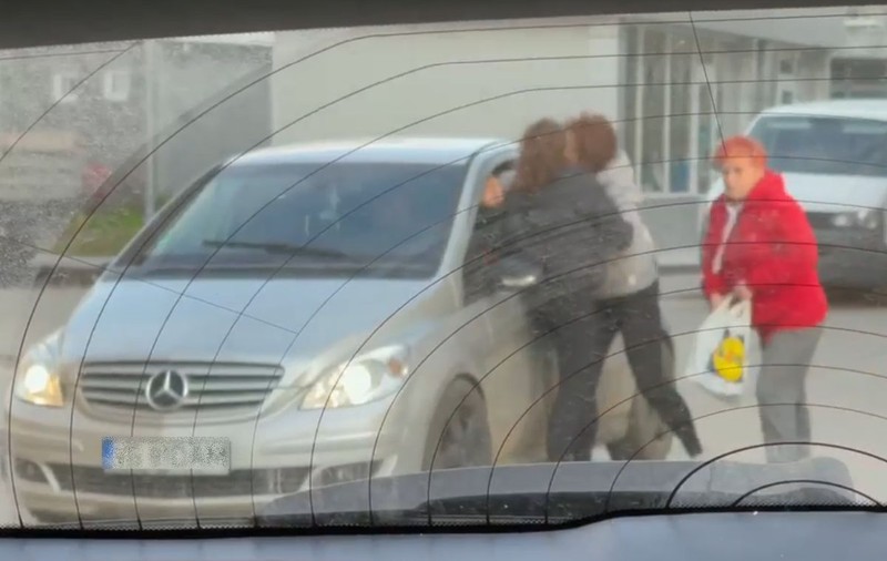 Un bărbat atacat de fosta soție în trafic. În altercație intervine și fosta soacră înarmată cu o tigaie