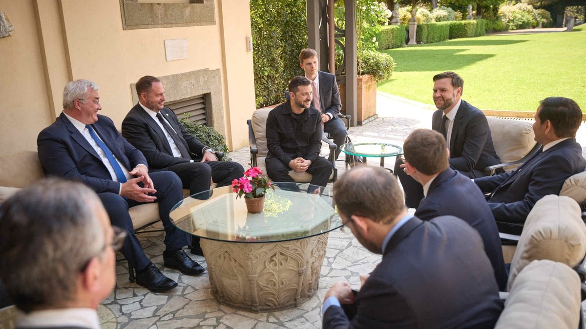 Delegația ucraineană (stânga) și cea americană (dreapta) la întâlnirea de la Roma în marja inaugurării pontificatului Papei Leon al XIV-lea Foto: Profimedia