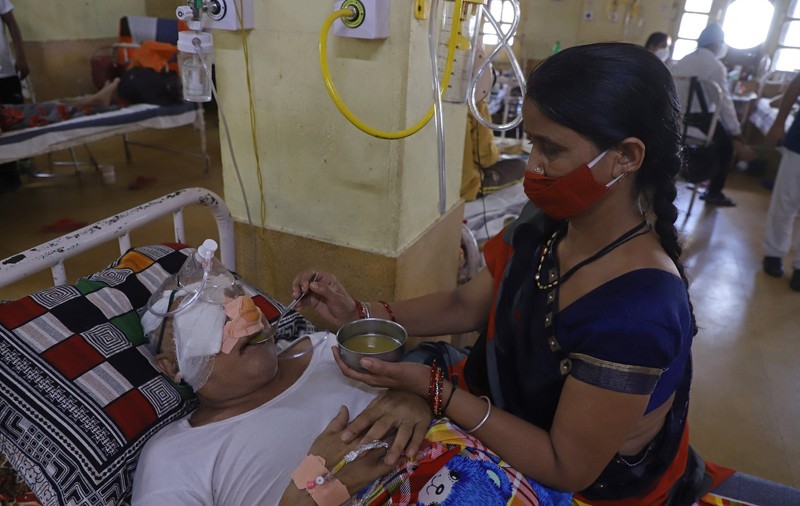 Au învins COVID și au fost răpuși de „ciuperca neagră”. India se confruntă cu o a doua criză de sănătate