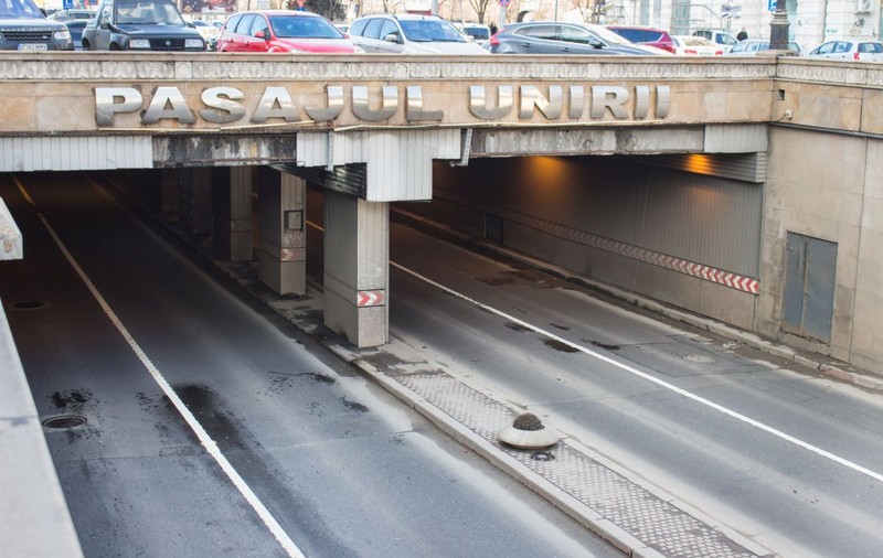 Accident în Pasajul Unirii din București. Un motociclist a lovit un stâlp de protecție. Circulația, oprită aproape o oră