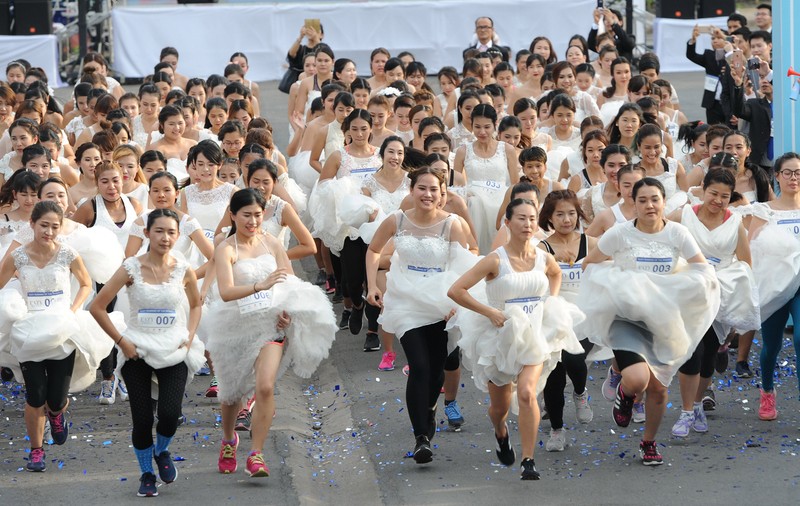 Maratonul mireselor la Bangkok. Peste 250 de cupluri s-au luat la întrecere pentru o nuntă de vis