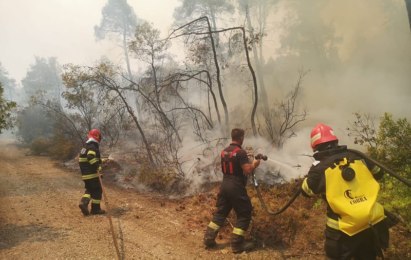 DSU: Pompierii români și moldoveni fac echipă pentru stingerea incendiilor din insula grecească Evia
