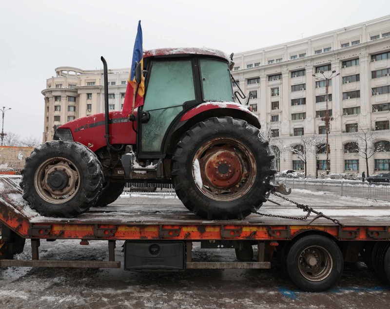 Un singur camion cu un tractor pe platformă a fost în prima zi a protestului de trei zile din Piața Constituției. Ce s-a anunțat pentru ziua de luni