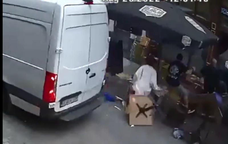 Șase oameni au fost răniți la Bruxelles, după ce o dubă a spulberat o terasă din centrul orașului