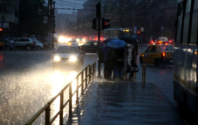 Avertizare meteo. Ploi torențiale, vijelii și grindină în majoritatea regiunilor țării, până marți dimineață