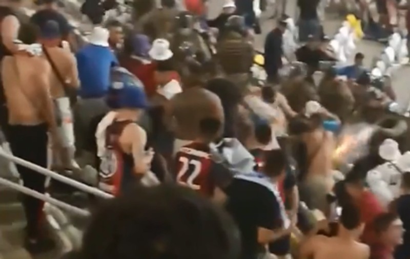 Poliția braziliană a tras cu gloanțe de cauciuc în fanii oaspeților și a dat cu gaze lacrimogene, în timpul jocului Mineiro - San Lorenzo, din Copa Libertadores. De la ce a plecat scandalul
