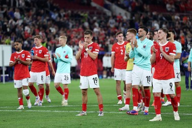 June 17, 2024, Dusseldorf: DUSSELDORF 17.06.2024.MECZ I RUNDA GRUPA D MISTRZOSTW EUROPY 2024: AUSTRIA - FRANCJA --- FIRST ROUND GROUP D UEFA EURO 2024 MATCH: AUSTRIA - FRANCE.KONIEC MECZU PODZIEKOWANIE PILKARZY AUSTRIACKICH DLA KIBICOW.PHILLIP MWENE ALEXANDER PRASS MARCO GRULL CHRISTOPH BAUMGARTNER FLORIAN GRILLITSCH MARCEL SABITZER .FOT. PI240617PYK0104.JPG KUCZA/FOTOPYK (Credit Image: © Piotr Kucza/Newspix via ZUMA Press)