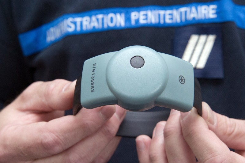 Model de brățară de monitorizare, prezentat de poliția din Franța | Primele 1.000 de dispozitive de acest fel vor ajunge în România la toamnă | Foto: Profimedia