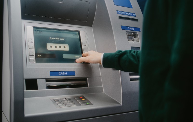 Noua metodă cu care hoții din Germania fură banii pe care oamenii îi scot din bancomat