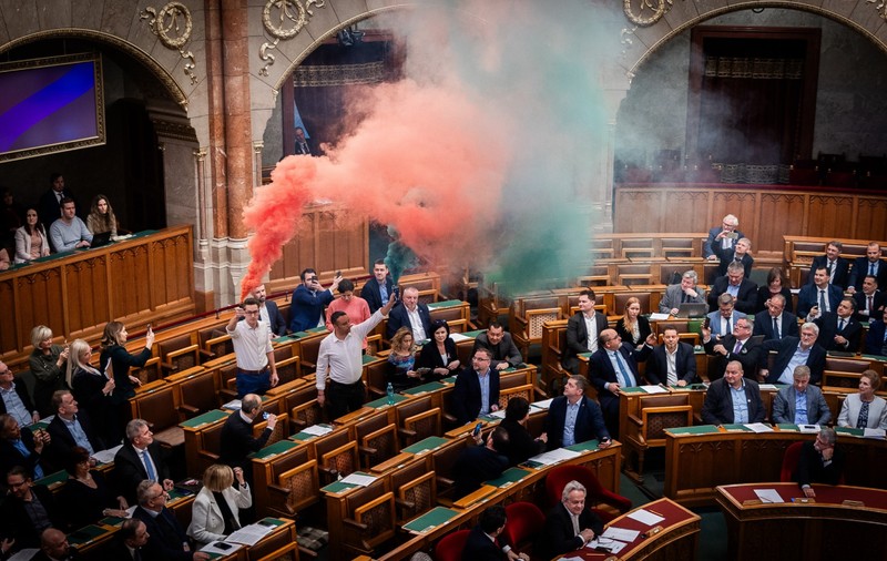 Ungaria a adoptat legea care interzice marșul pro LGBT. Opoziția a protestat cu fumigene colorate și a început să difuzeze imnul rus
