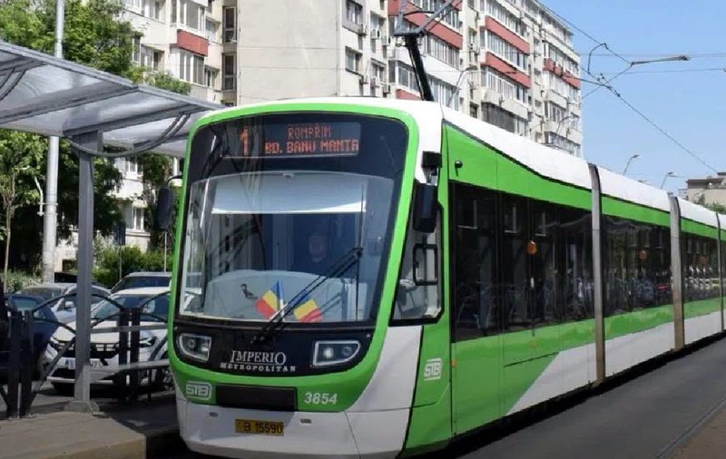 Model de tramvai Astra Imperio, într-o stație din București