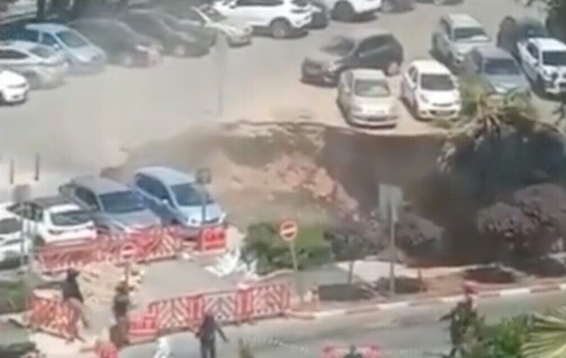 Mașini înghițite de o groapă apărută în parcarea unui spital din Ierusalim