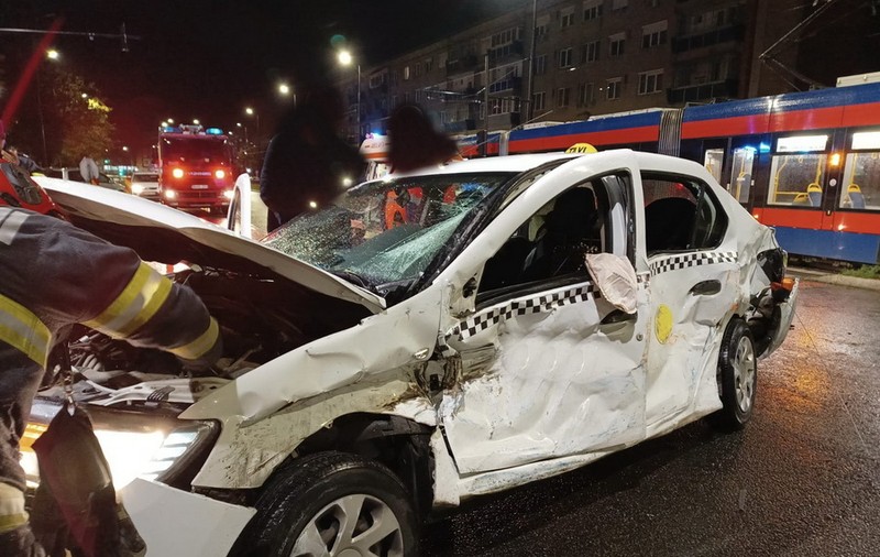 Accident între un tramvai și un taxi, în Oradea. Pasagerul din mașină, transportat la spital