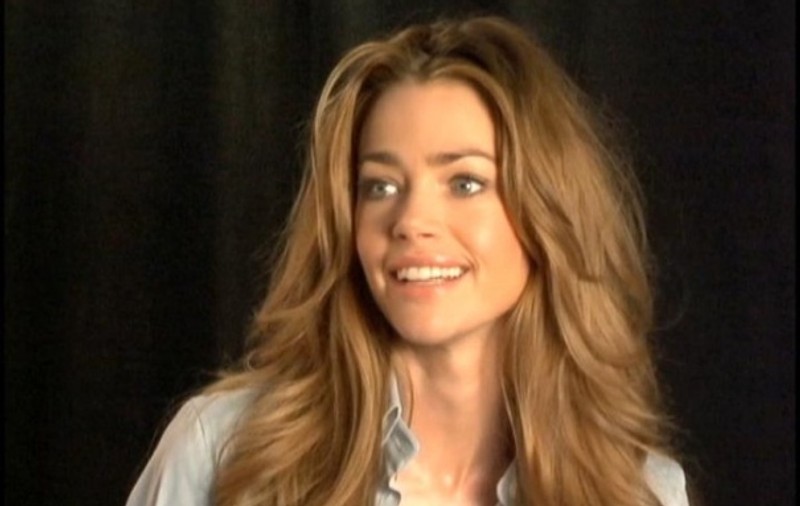 Actriţa Denise Richards a scris o carte autobiografică 