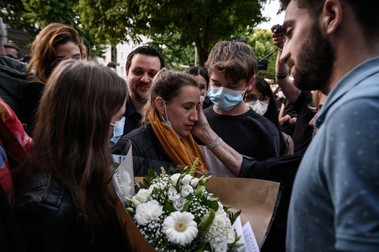Valerie a fost așteptată la ieșirea de la tribunal de fiul ei și de alte rude. Foto: Profimedia Images