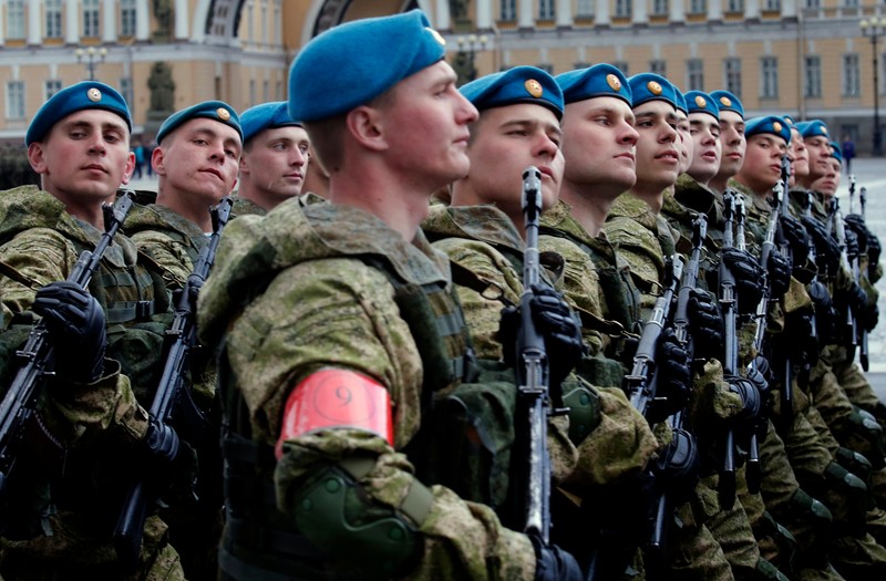Soldați ruși, în timpul unei defilări militare din Sankt Petersburg, organizată de 9 mai, Ziua Victoriei în Rusia | Foto: Foto: EPA