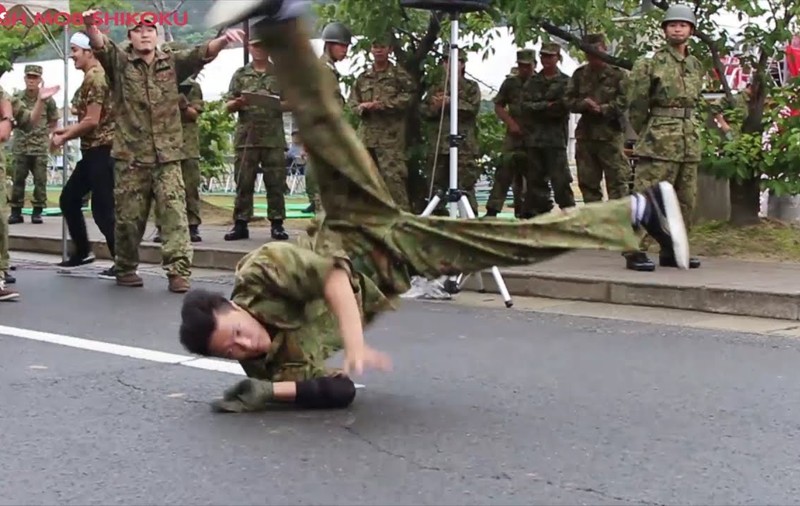 Niște soldați fac break-dance. Armata a devenit ring de dans