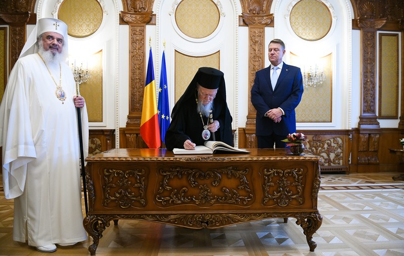 Patriarhul Daniel și Patriarhul Ecumenic Bartolomeu, primiți la Palatul Cotroceni. Klaus Iohannis nu participă la sfințirea Catedralei Mântuirii Neamului