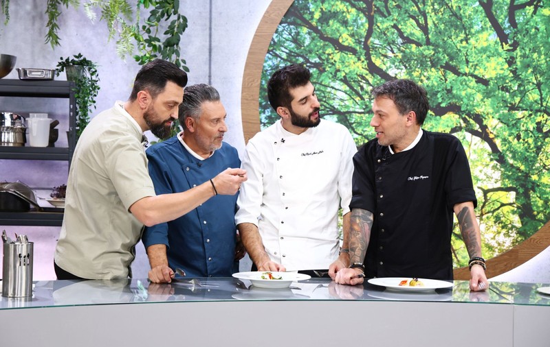 Tensiuni între jurații de la „Chefi la cuțite”. Concurenții-surpriză în show-ul culinar de la Antena 1