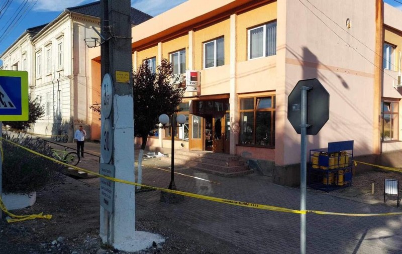 Anchetatorii iau în calcul varianta că hoții care au furat 200.000 de lei de la un bancomat din Șiria, județul Arad, au fugit din țară - SURSE