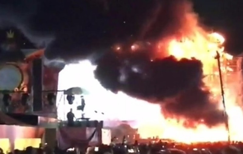VIDEO | Incendiu de proporții la Tomorrowland. Peste 22.000 de oameni au fost evacuați, după ce scena principală a luat foc