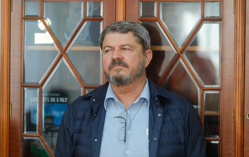 Despre cultul Umbrărescu. Cu cât e tăcerea mai mare, cu atât explozia va fi mai mare. Bonus: Pescobar