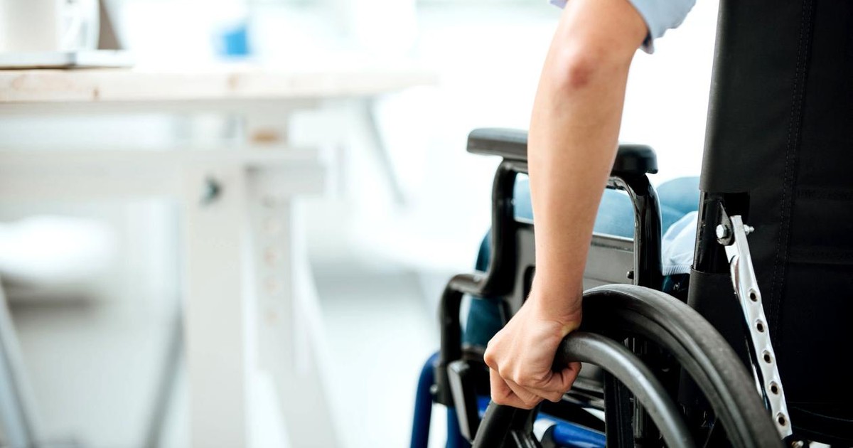 Persoanele cu dizabilități cer socoteală statului, după ce le-au fost eliminată o facilitate fiscală. ”Există mentalitatea că sunt consumatoare de bani”. Persoan[ cu handicap într-un scaun cu rotile