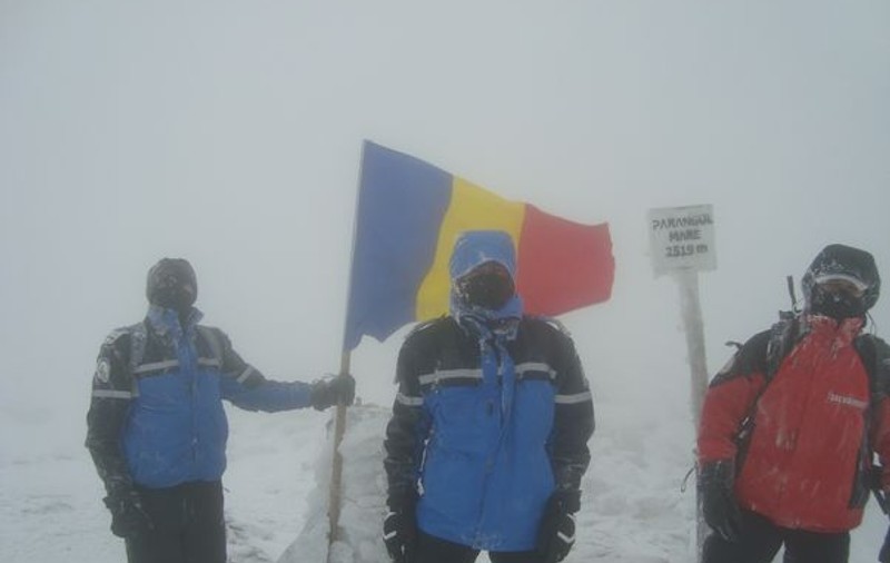 1 DECEMBRIE. Drapelul ţării, arborat pe unul din cei mai înalţi munţi | FOTO