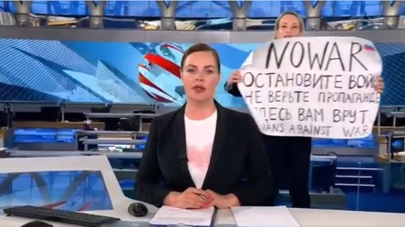 Momentul în care Marina a intrat în platoul de știri cu bannerul antirăzboi