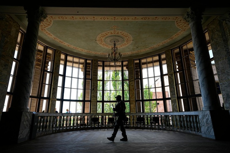 Rușii construiesc cuști în interiorul Filarmonicii din Mariupol, unde îi vor judeca pe prizonierii ucraineni, potrivit The New York Times | Foto: Profimedia