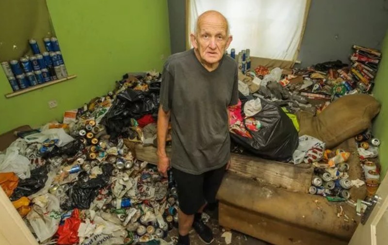 Un chiriaș de coșmar a lăsat un munte format din mii de doze de bere când a plecat din apartament. Dar proprietarii au fost oripilați de un alt detaliu
