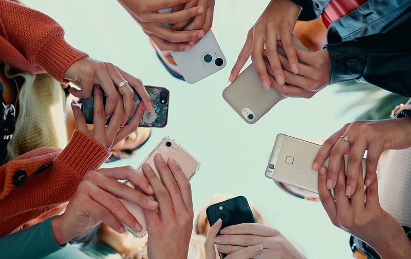 Românii și internetul în 2025. Pe ultimul loc la interacțiunea cu autoritățile și la folosirea AI, fruntași la utilizarea rețelelor sociale