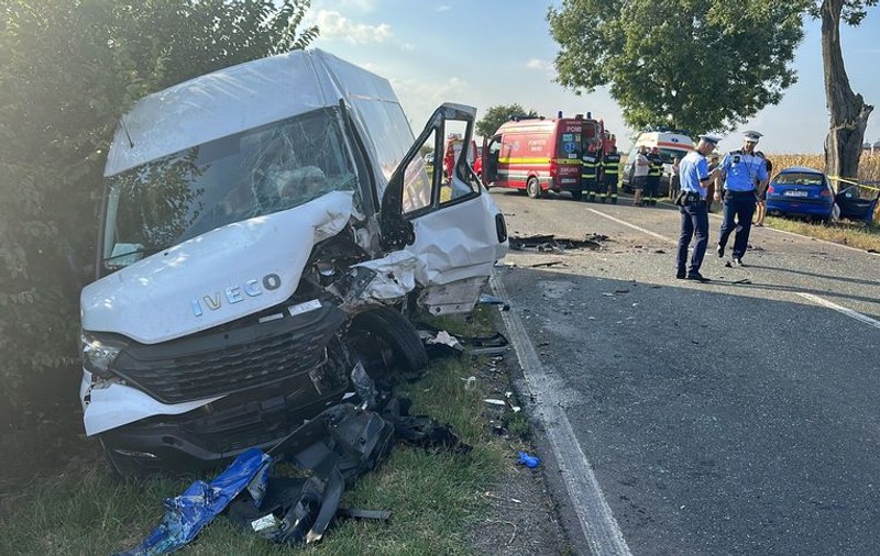 Accident cu trei victime la Becicherecu Mic, după ce o mașină a lovit un microbuz. A intervenit elicopterul SMURD