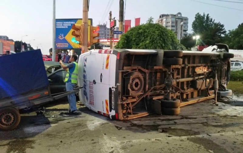 FOTO&VIDEO. Microbuz răsturnat în Constanța. 14 persoane au ajuns la spital