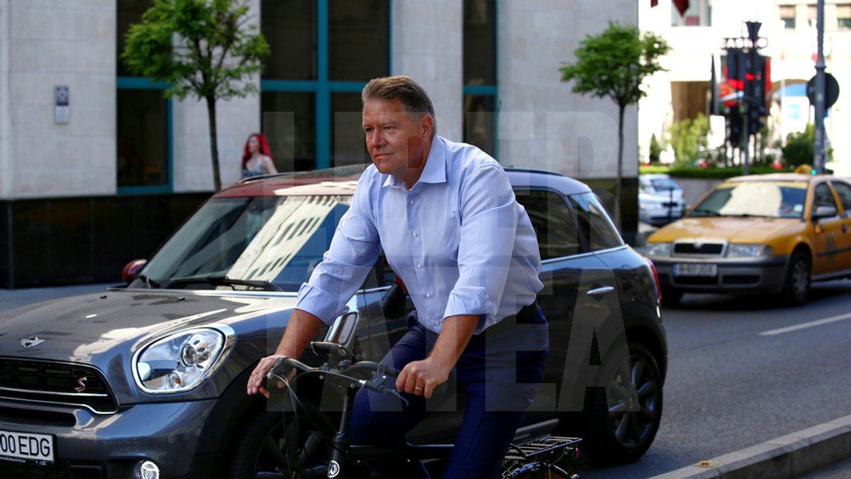 Cu ce bicicletă merge președintele Klaus Iohannis și cât costă. Klaus Iohannis, pe bicicletă, pe Calea Victoriei