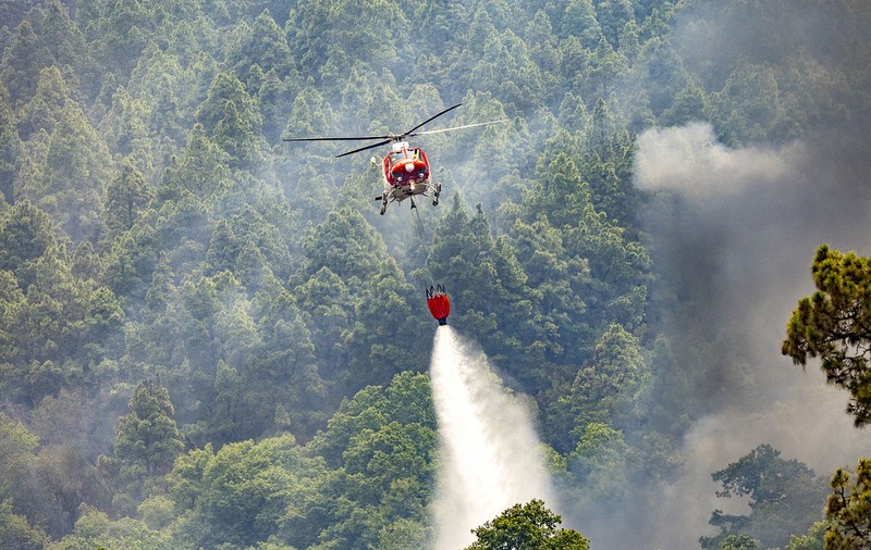 Incendiu de amploare în Tenerife. Mii de persoane, evacuate din calea flăcărilor