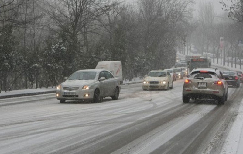 Zăpada a blocat din nou Bucureştiul