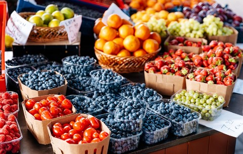 Fructe proaspete, fructe de pădure și legume la taraba unei piețe agricole 