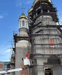 Stindardul rusesc afișat pe biserica pe care George Becali o construiește în Pipera