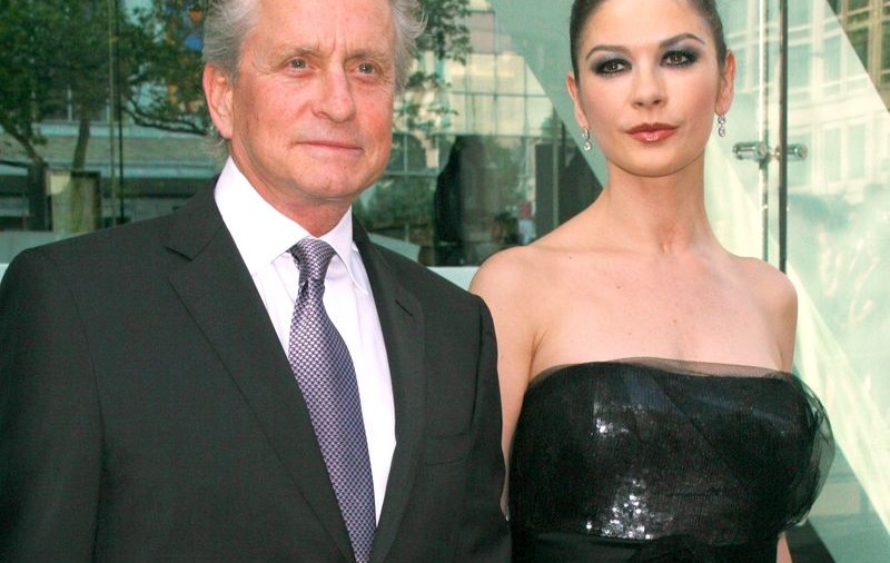 Catherine Zeta-Jones, decorată de  Elisabeta a II-a cu titlul de Comandor al Imperiului Britanic