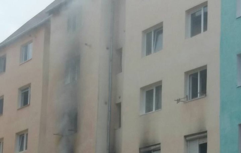 Incendiu în Sibiu. Aproape 50 de locatari, evacuați de urgență dintr-un bloc